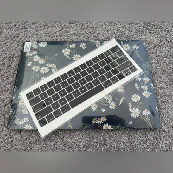 NWT MacBook Pro 15” Daisy Computer Case with keyboard cover - Picture 3 of 4